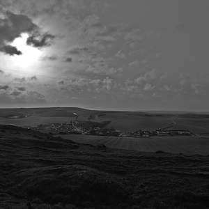 Paysage vallonné, mer, ciel et nuages devant le soleil en noir et blanc - France  - collection de photos clin d'oeil, catégorie paysages